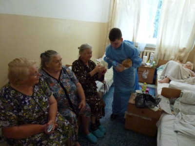 Прохоров Иван на акции волонтерства в Дом престарелых