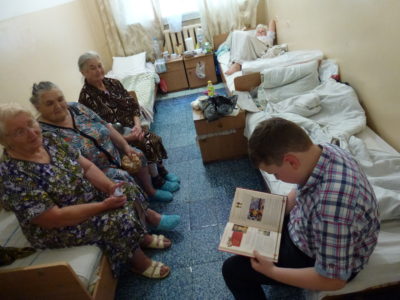 Прохоров Иван на акции волонтерства в Дом престарелых